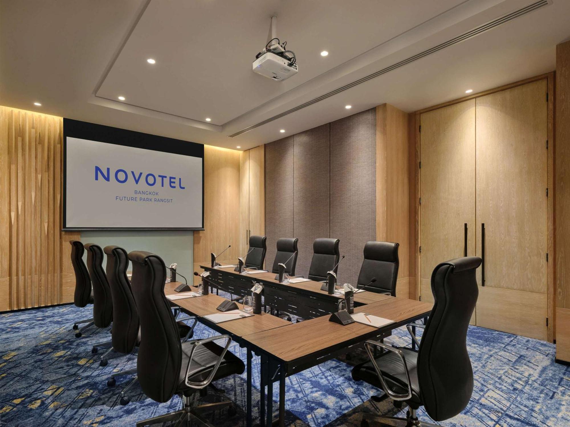 Novotel Bangkok Future Park Rangsit パトゥムターニー エクステリア 写真